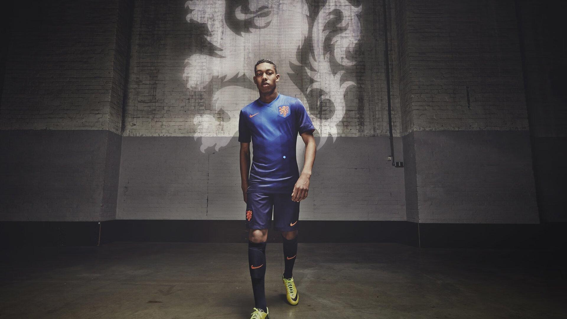 爱游戏官方网站：篮网官方展示五位首轮新秀合影，新生代阵容点燃布鲁克林复兴之火