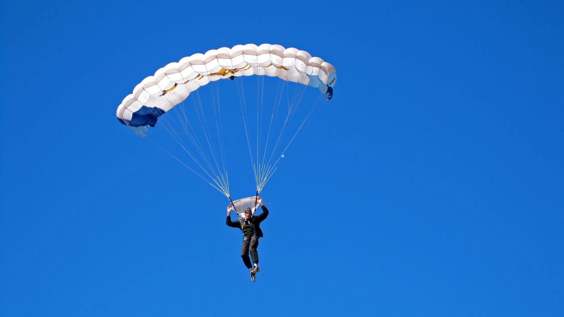 爱游戏中国|中国球迷浩荡抵达助威现场，以下范上手势闪耀激情