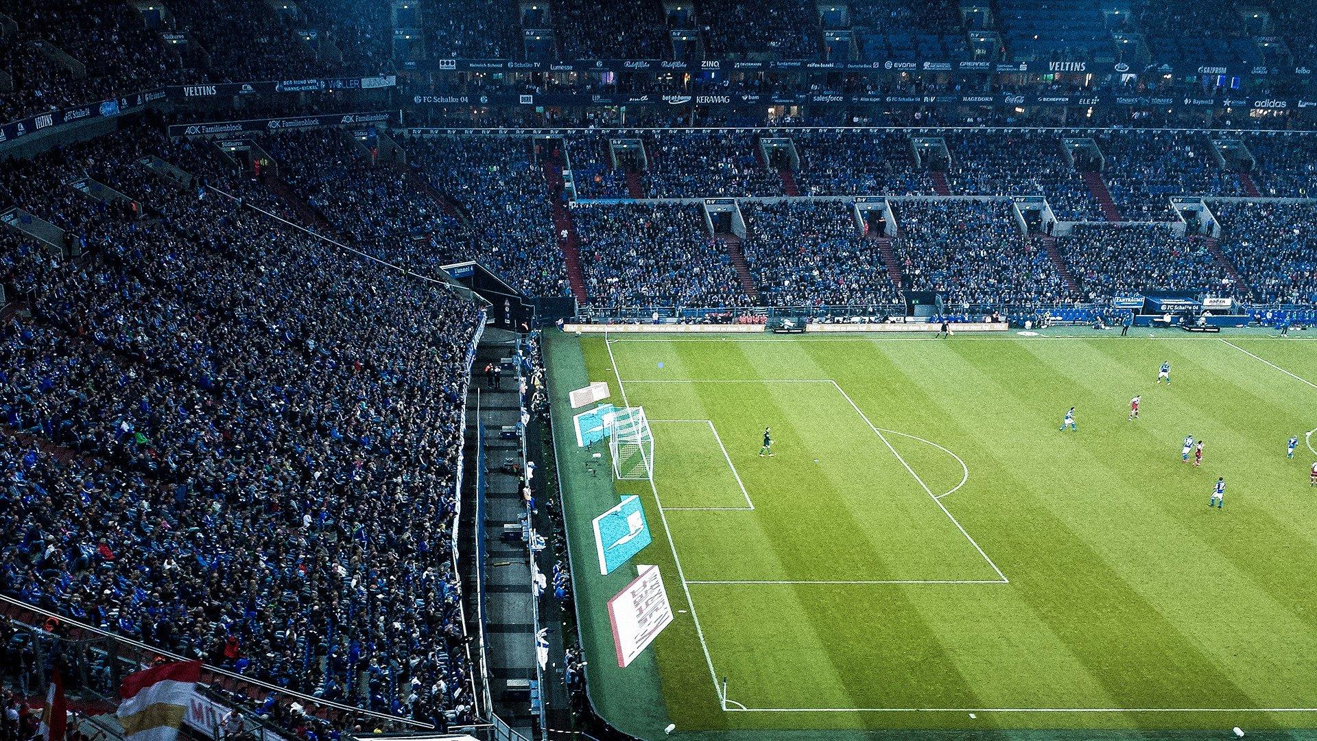 半场通道口热聊引热议，亚马尔与尼科-威廉斯未首发下的轻松时刻